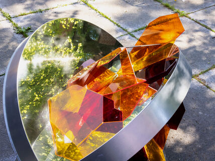 Värikäs kristallinomainen teos hehkuu auringossa