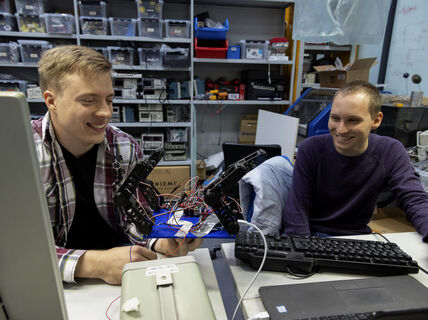 Sakari Harjunpää ja Valentin Rainio Sähköpajalla