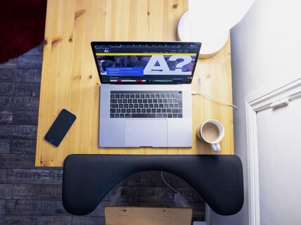 tietokone ja puhelin