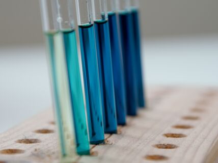 Koeputkia, joissa on eri värisiä nesteitä.