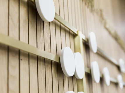 Lahjoittajien seinäteos /  Donors Wall at Aalto BIZ. Photo: Mikko Raskinen