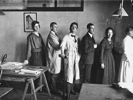 Mustavalkokuvassa arkkitehtiopiskelijoita vuodelta 1921