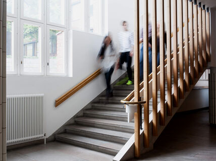 Opiskelijoita kävelemässä alas portaita Kandidaattikeskuksessa