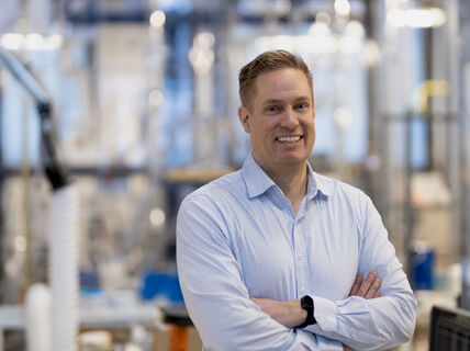 Professori Jukka Niskanen kemian tekniikan korkeakoulun laboratoriotiloissa.