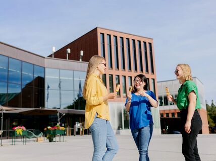 Students on Aalto University campus. Photo by Petri Anttila. 