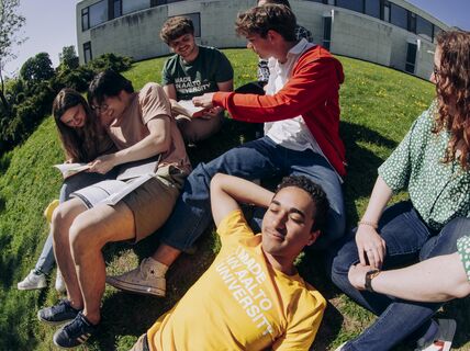 Aalto University students on campus. Photo by Aleksi Poutanen.