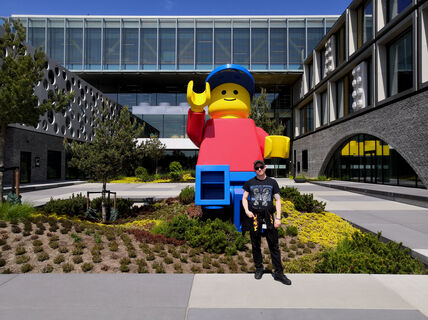 Joona Järvinen LEGO Group -pääkonttorin edessä