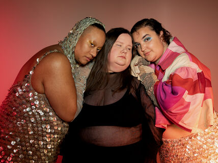 Vuoden nuori suunnittelija Henna Lampinen ja kaksi XL_mallia Kuva: Mortti Saarnia