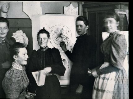  	Ateneum-rakennuksen historiaa ja työskentelyä iltakoulussa - kipsimallin kopiointi