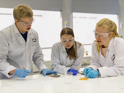 Nuoria työskentelemässä Aalto-yliopisto Juniorin labrassa