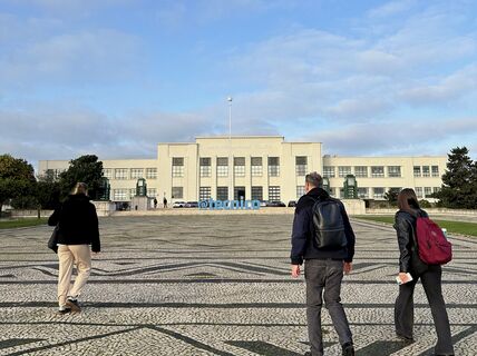 The main building of Instituto Superior Técnico and the Aalto Online Learning - Online Hybrid Lab team walking towards it