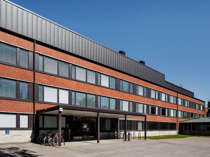 Vuorimiehentie 2 courtyard entrance