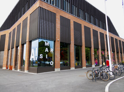 Marsio-rakennus ulkoapäin kuvattuna, ikkunassa Marsio-tesksti ja Aallon logo