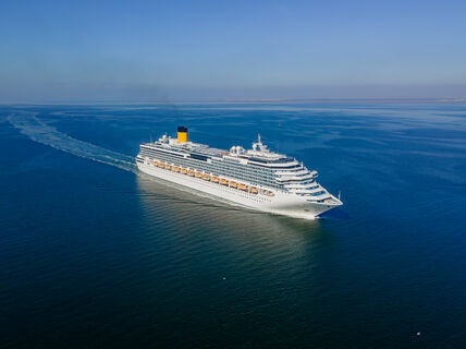 Valkoinen laiva merellä