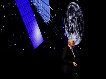 Esko Valtaoja esittelemässä yleisölle radio-observatiivisen tutkimuksen historiaa