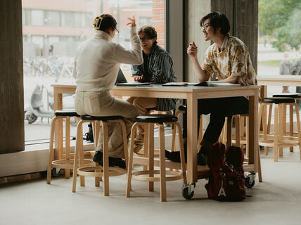 Kolme Aallon opiskelijaa keskustelevat