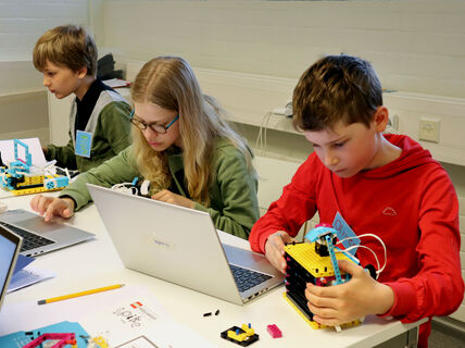 Lapset ohjelmoivat legorobotteja Aalto-yliopisto Juniorin Robotiikkatuokioissa