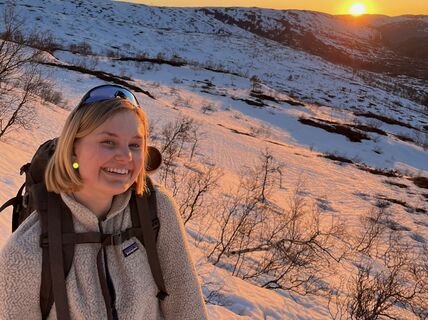 Alumni Laura Suomalainen lumisilla vuorilla vaeltamassa. 