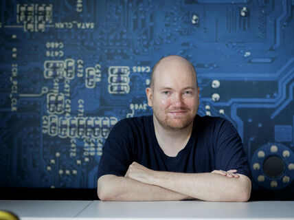 Juho Leinonen Tietotekniikan talossa, kuva: Matti Ahlgren