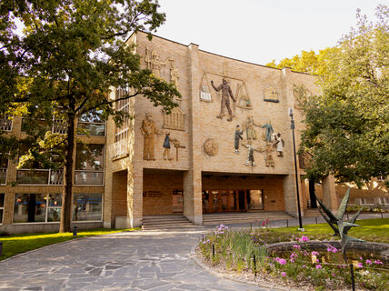 The main entrance of Aalto University Töölö