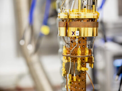 Lähikuva tieteellisestä instrumentista, jossa kultaa ja pronssia, johtoja ja merkintöjä laboratoriossa.