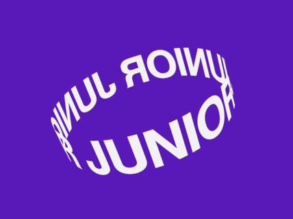Valkoinen teksti 'JUNIOR' ympyrän muodossa violetilla taustalla.