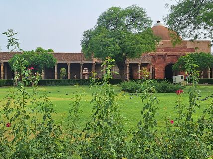 Qutub Minar gardens/Kit Srinivasan