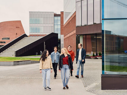 Aalto University students in front of the School of Business on campus. Photo: Unto Rautio.