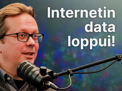 Silmälasipäinen mies puhuu mustaan studiomiciiin, vieressä teksti 'Internetin data loppui!'.