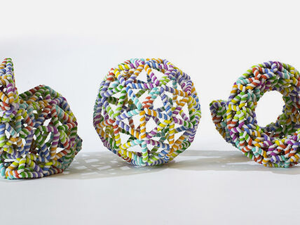 Tutkimuksessa tuotettujen DNA-nanorakenteiden 3D-tulostettuja malleja.  Kuva: Erik Benson