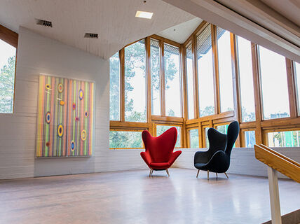 Hans-Christian Berg's site-specific artwork at the festive staircase of Dipoli: Color Space – Color Lensing blind, 2017, 200 x 280 x 18 cm, acrylics. Photo: Aalto University/Mikko Raskinen.