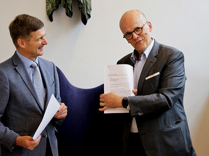 Aalto University President Ilkka Niemelä (left) is hoping CERES to bring solutions especially to microplastic problems. VTT President and CEO Antti Vasara is excited about biodegradable electronics.