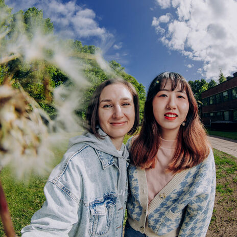 Kaksi opiskelijaa Aalto-yliopiston kampuksella.