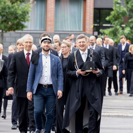 Lukuvuoden 2025-2026 avajaisten akateeminen kulkue matkalla avajaisjuhlaan.