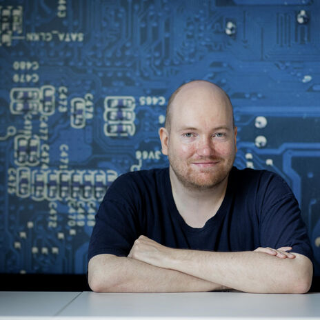 Juho Leinonen Tietotekniikan talossa, kuva: Matti Ahlgren