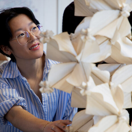 Foam-materiaalia opiskelijan kanssa. Kuva: Matti Ahlgren