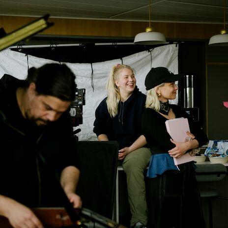 Henkilöitä työtilanteessa, jossa kuvataan elokuvaa.