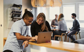 Kuvassa kaksi opiskelijaa tutkii tietokoneen ruutua pöydän molemmiin puolin.Photo: Unto Rautio