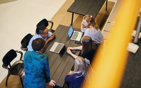 Monikulttuurisen työyhteisön tapaaminen / Kuvaaja Aalto-yliopisto, Unto Rautio