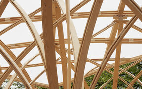 The bent and twisted wooden elements of the Säie pavilion make reference to garden pavilions, gothic architecture and the dense space of the forest. Photo: Kimmo Räisänen