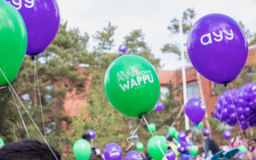 Vihreitä ja liloja vappupalloja ihmisten joukossa 2019 Wappuriehan julistuksessa