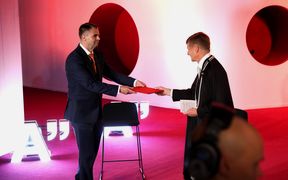 Visa Koivunen receives Aalto distinguished professor diploma from president Ilkka Niemelä