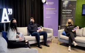 Kolme sähkötekniikan korkeakoulun opiskelijajuontajaa Sähkötekniikan päivä -tapahtumassa.