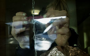 Kuvataideopiskelijoiden ikkunainstallaatio oli esillä Amos Rex -museossa osana Egyptin varjo -opintoprojektia. 