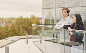 Two Aalto University students on the campus in Otaniemi.