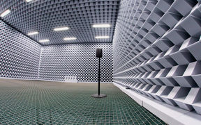  Äänen viivettä on tutkittu Suomen hiljaisimmassa huoneessa Otaniemessä sijaitsevassa kaiuttomassa huoneessa.  Kuva: Aalto-yliopisto / Mikko Raskinen