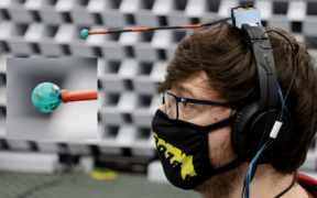 Superkuulon toteuttava laite. Pallon pinnalla on kuusi ultraäänille herkkää mikrofonia. Ultraäänet toistetaan kuulokkeisiin niin, että kuulija havaitsee äänilähteen suunnan oikein. Kuva: Ville Pulkki / Aalto-yliopisto 