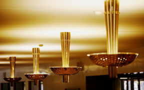 Tynellin valaisimet Aalto-yliopisto Töölön pääaulassa. Kuva: Mikko Raskinen