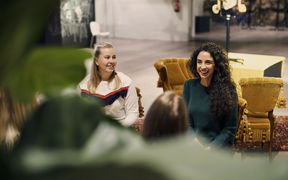 Ryhmä opiskelijoita keskustelemassa.