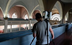 Henkilö tekemässä laserskannausta